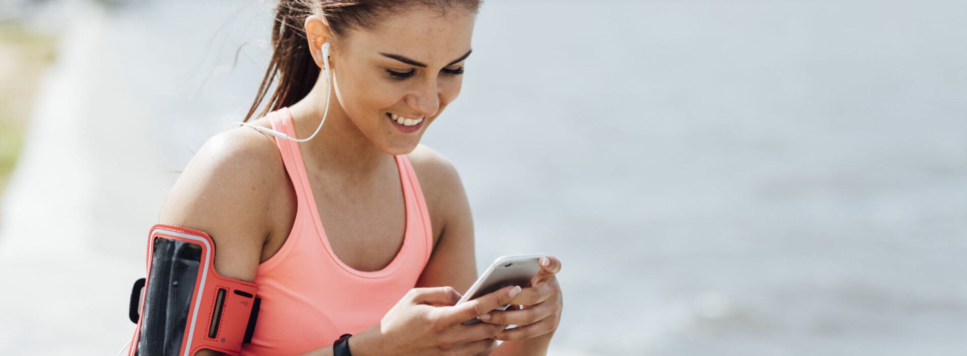 Zestaw sprzętu do monitorowania formy – opaski, smartwatche, smart ringi