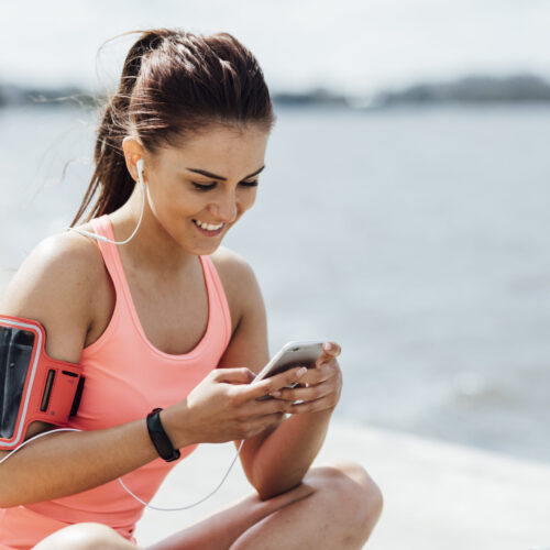 Zestaw sprzętu do monitorowania formy – opaski, smartwatche, smart ringi